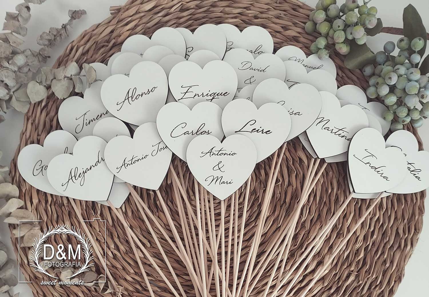 Marcasitios personalizados en madera con forma de corazón - Fotografías  profesionales de bodas y comuniones