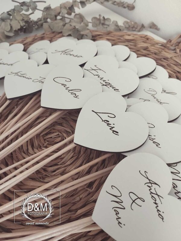 Marcasitios personalizados en madera con forma de corazón