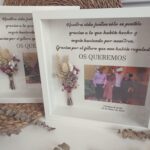 Cuadro marco blanco con flores preservadas.